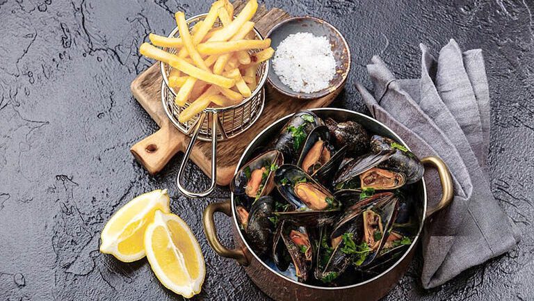 Choritos al vino blanco con papas fritas (Felipe Bustamante)